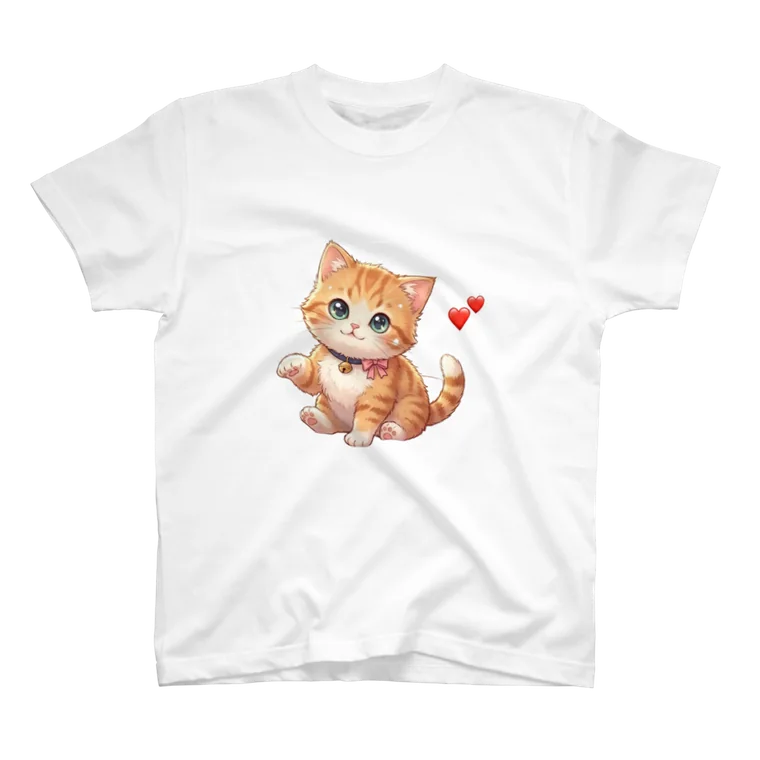 子猫とハートのイラストを配置した白いTシャツ